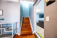 Mega House: 7 bed 3 bath! King & Queen beds!