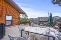 Tranquil 30 acre retreat! Huge cabin with hot tub!