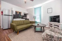 Deco Duplex - Uptown - Northwoods Trail - KING BED - DISH TV - ROKU - Bike Rack