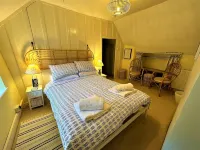 A Thatched Cottage in St Agnes very near the beach, garden, parking for 2 cars.
