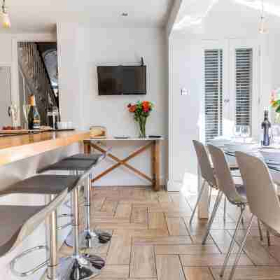 Stroll To The City Centre In From Chic Refurbished Townhouse Fitness & Recreational Facilities