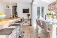 Stroll To The City Centre In From Chic Refurbished Townhouse