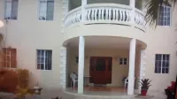 Spacious comfy 1 bedroom apt, no sharing.  Sunrise & sunset mountain view. Hotels in 