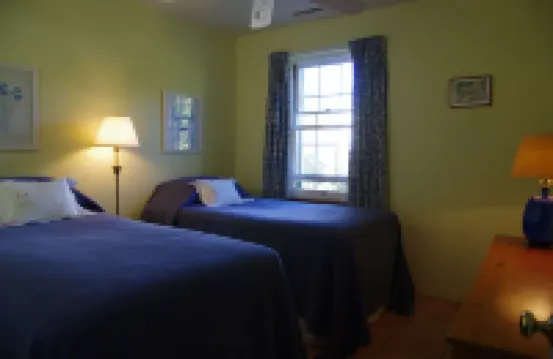 Tranquil Garden Setting, Private Waterfront - Sleeps 6, Twizy charger. Hotels in Sandys