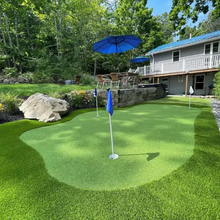Hot Tub, Putting Green, 5 min walk to the beach, shops & restaurants.