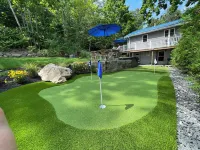 Hot Tub, Putting Green, 5 min walk to the beach, shops & restaurants.