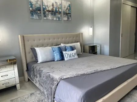 Luxe 1 Bedroom condo in sunny Montego Bay! 10 min drive to Beach! Отели рядом с достопримечательностью «Sandals Cay»