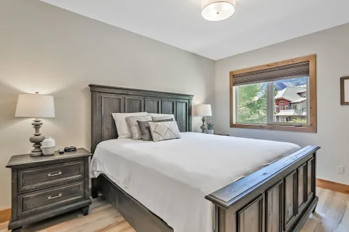 Luxury Condo - Newly Renovated and New Furniture - Outdoor Pool - Mountain Views