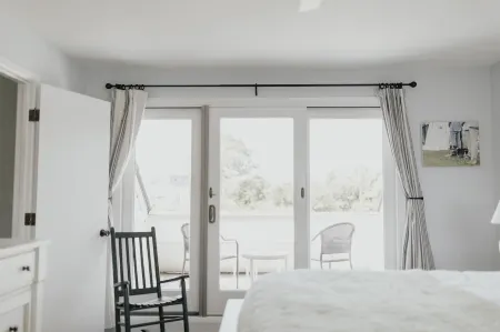 Sunset Villa Across the Street from Beach & Walk to Pool / Golf Отели рядом с достопримечательностью «Seabrook Beach»