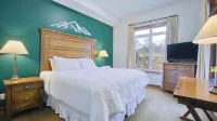 Top-Floor Condo with stunning mountain views!