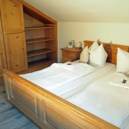 Comfortable, fully furnished apartment with mountain views for 4 people