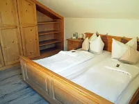 Comfortable, fully furnished apartment with mountain views for 4 people