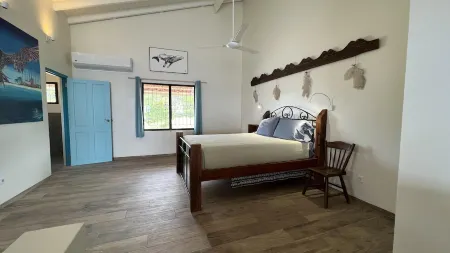 Romantic getaway on the Caribbean with private plunge pool. Отели рядом с достопримечательностью «Cas Abao Beach»