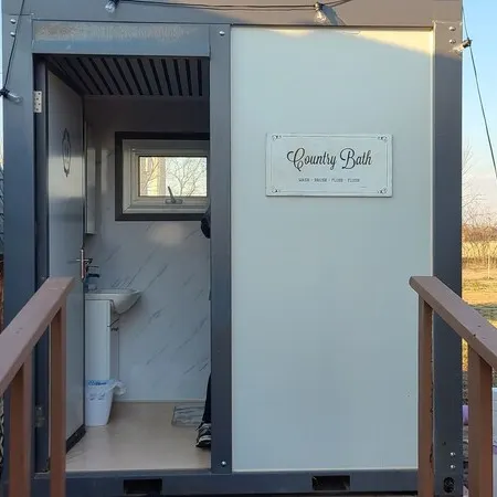 Cozy cabin on a working horse rescue with WiFi, HVAC, plumbed outhouse, shower