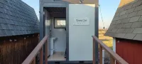 Cozy cabin on a working horse rescue with WiFi, HVAC, plumbed outhouse, shower
