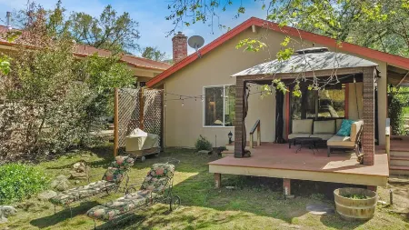 Riverfront Home Near Sequoia National Park with EV Charger. Отели рядом с достопримечательностью «Зона отдыха Слик Рок»