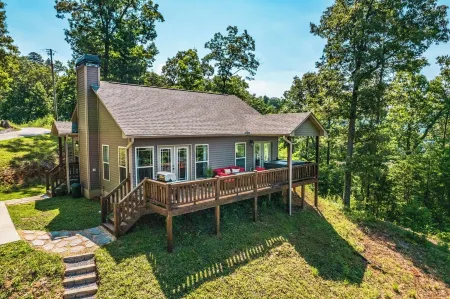 Charming 1-bedroom house w/ mountain view & close to Fontana Lake in Bryson City