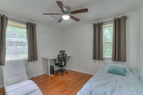 Fenced yard, pet friendly, strong wifi. Near MTSU, food and shopping.