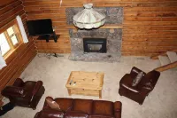 2/2 Cabin with Loft Nestled next to National Forest