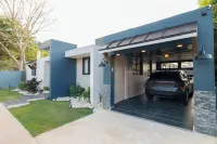 Charming 4-bedroom house w private pool, 7min from airport, close to restaurants