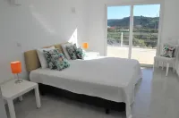 Villa 5 ch, 6 s. b., air conditioning, heated swimming pool, garden, fitness, bird watching. Hotels in Silves