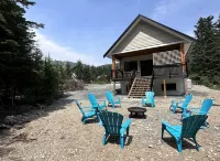 Family cabin sleeps 10 w/ hot tub, games room &  mountain views - 2 mins to base