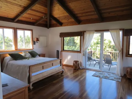 A 2-Minute Walk to Kealakekua Bay & Manini Beach!  A Free Farm Tour!