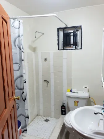 Cozy apartment minutes away from downtown, hiking trails, and beach attractions. Отели рядом с достопримечательностью «Ламли-Бич-роуд»