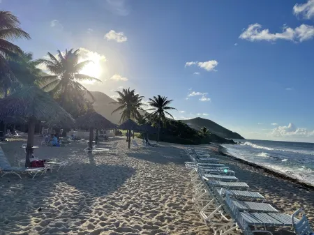 Sunset Reef: An Oceanfront 3 Bedroom Condo in Gentle Winds Отели рядом с достопримечательностью «Salt River Bay»