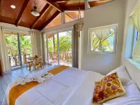 Beautiful Lakefront Treehouse