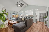 "Cozy Comforts of Home" Private POOL, 5 mins from Kemah Boardwalk & NASA