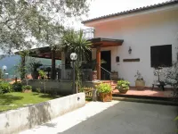 holiday home a few km from the Sorrento peninsula with garden and parking space