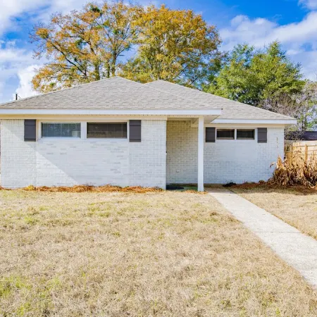 House in Mobile Newly Renovated! Quiet street & centrally located to interstate!