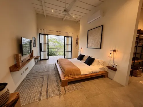 Modern villa with amazing infinity swimming pool a few steps from Tamarindo