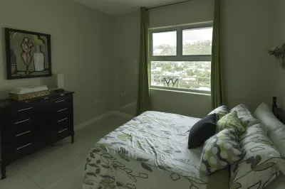 "Le Luxe" Penthouse 2 BR condo w/ AC, WiFi, complimentary Netflix & 24/7 sec
