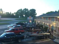 Mountain Country Motor Inn - parking