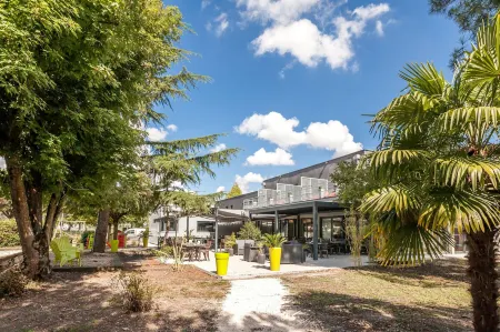 Logis Hotel Restaurant & Spa Au Comte d'Ornon Отели рядом с достопримечательностью «Eglise St-Pierre de Gradignan»