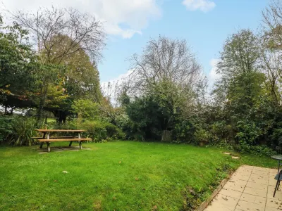Goslings Hotels near Tamar Lake Farm Camping & Caravan Site