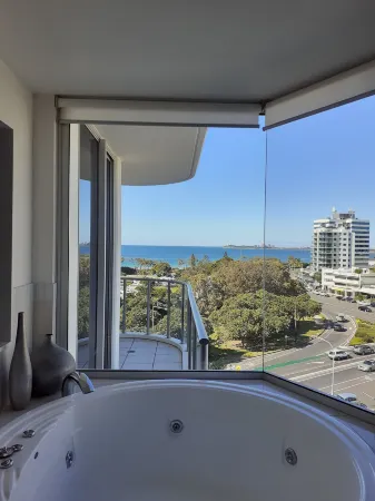 Silver Sea on Sixth Resort Отели рядом с достопримечательностью «Маручйдор Бич»