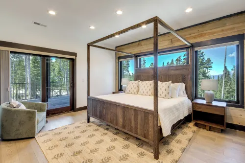 2 Mi to Big Sky Resort: Luxe Mtn-view Retreat! - bar