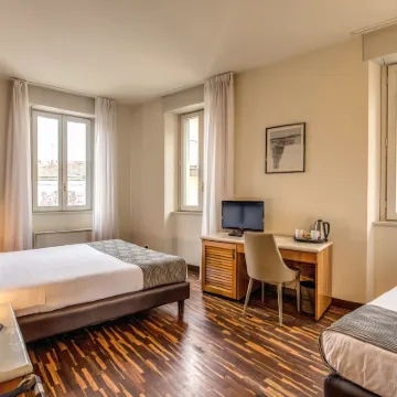 Albergo Firenze Hotels near Civico Museo Archeologico Paolo Giovio