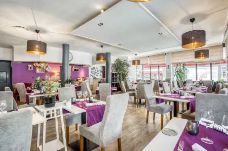 Logis Hôtel-Restaurant la Coupe d'Or Отели в г. Ливаро-Пеи-д'Ож