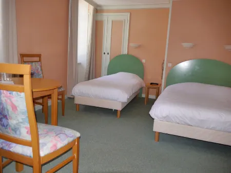 Logis Hôtel du Commerce Отели в г. Плёк-сюр-Лье