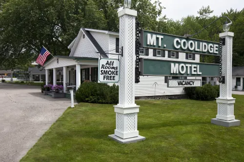 Mount Coolidge Motel - Parking