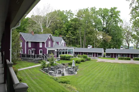 Plum Point Lodge Отели в г. Майло