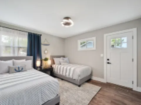 Charming Contemporary Family Home 3 Bedroom Home by RedAwning Hotels in Glenview