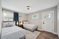 Charming Contemporary Family Home 3 Bedroom Home by RedAwning Hotels in Glenview