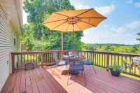 Family Getaway w/ Deck: 3 Mi to Lake Champlain -  Ferienwohnungen