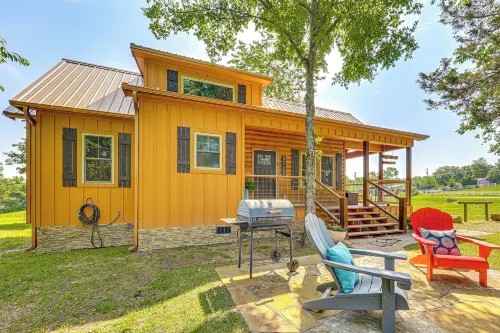 Secluded and Peaceful Tree Top Cabin with Loft Hotels in Lake Hamilton Township