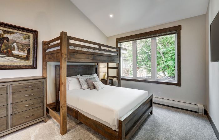 Fully Renovated 2 Bedroom in Arrowhead Village! Condo